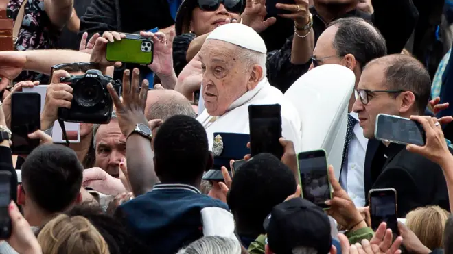 Papa Francisco entre fiéis