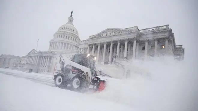 Los equipos de mantenimiento del Capitolio limpian la nieve del edificio durante la tormenta invernal Fern sobre el área de Washington 