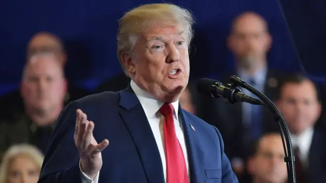 Presiden Trump berbicara tentang krisis opioid kepada hadirin di New Hampshire.