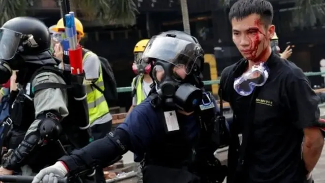 Seorang demonstran ditangkap saat meninggalkan kampus.