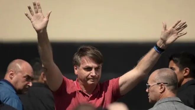 بولسنارو بدون ماسک و بی توجه به فاصله گذاری اجتماعی در جمع مخالفان قرنطینه حاضر شده بود