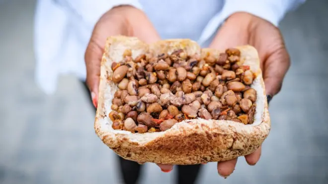 Un pain tartiné aux haricots