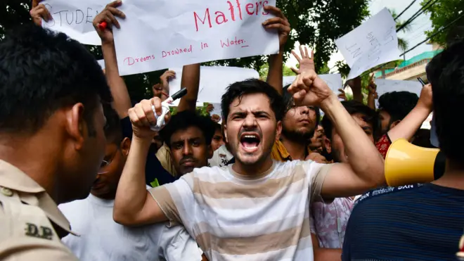  छात्रों का विरोध प्रदर्शन 