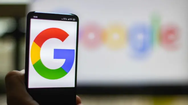 Логотип Google на телефоне