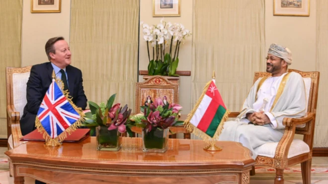  وزير الخارجية البريطاني ديفيد كاميرون ونظيره العُماني بدر البوسعيدي