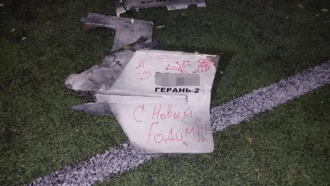 آندری نبیتوف، رئیس پلیس منطقه کی‌یف، عکسی از آنچه او می‌گوید تکه‌ای از یکی از پهپادهاست منتشر کرده و در آن به زبان روسی نوشته شده «سال نو مبارک»