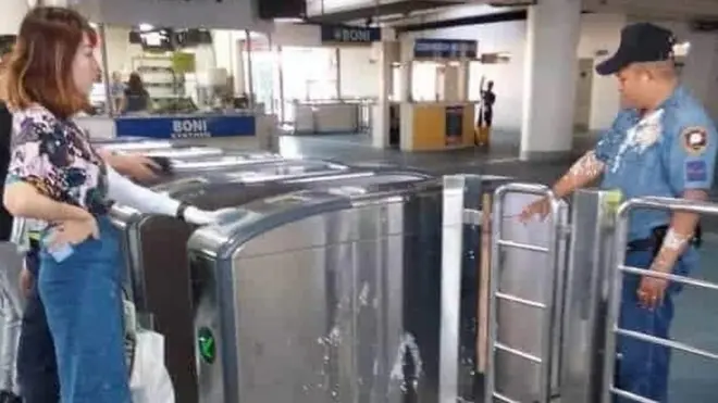 中國女學生張佳樂在馬尼拉電車站將豆花仍向警察身上引發軒然大波。