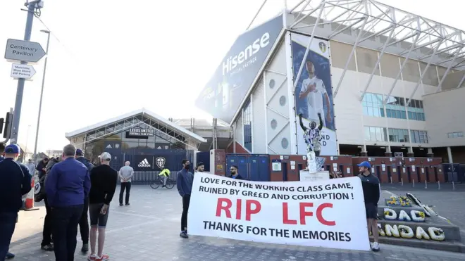 Dünkü Leeds United - Liverpool maçından önce pankart açan taraftarlar "İşçi sınıfının oyununa duyulan aşk açgözlülük ve yolsuzluk tarafından mahvedildi" ifadelerini kullandı