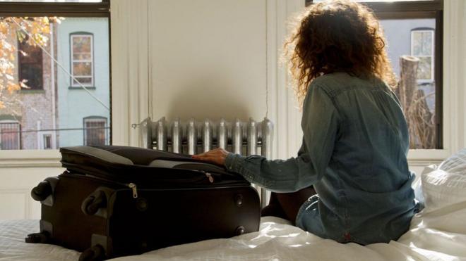 Mulher com malajogar pela internet mega da viradacima da cama
