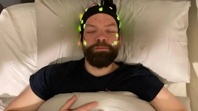 رابی وست، خبرنگار بی بی سی، شب را در واحد تحقیقات خواب و مغز دانشگاه آنگلیا شرقی گذراند