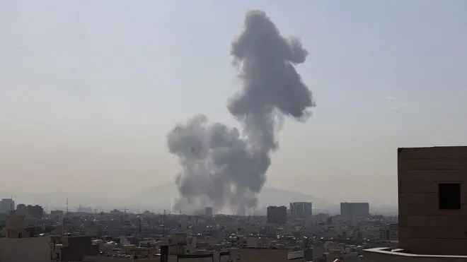 Tahran'da vurulan bir yerden yükselen dumanlar kentin üzerinde büyüyor