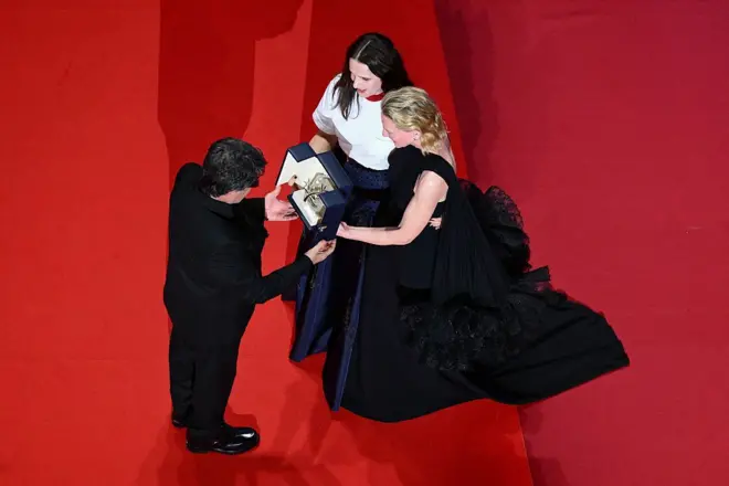 اعطای جایزه به پناهی