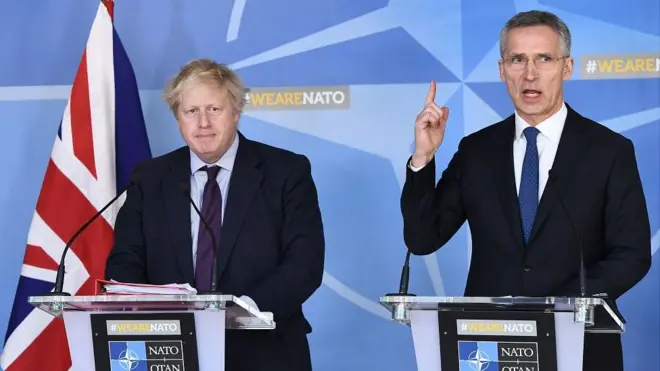 19 марта генсек НАТО Йенс Столтенберг (справа) встретился с министром иностранных дел Британии Борисом Джонсоном (слева) и заверил того, что альянс поддерживает своего члена, Британию