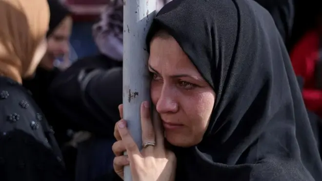 इस्रायलच्या हल्ल्यात नातलगांचा मृत्यू झाल्यानंतर पॅलेस्टिनी महिलेला अश्रू अनावर झाले.