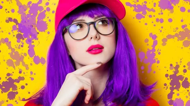 ఊదా రంగు జుట్టుతో మహిళ