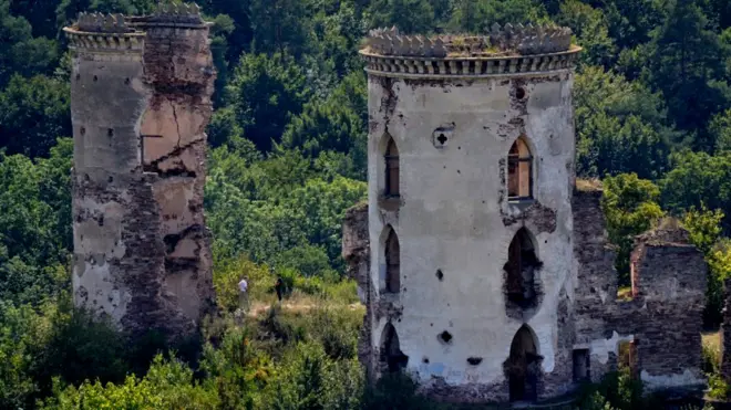 Залишки веж станом на 2017 рік - одна частково завалилась у 2013 році