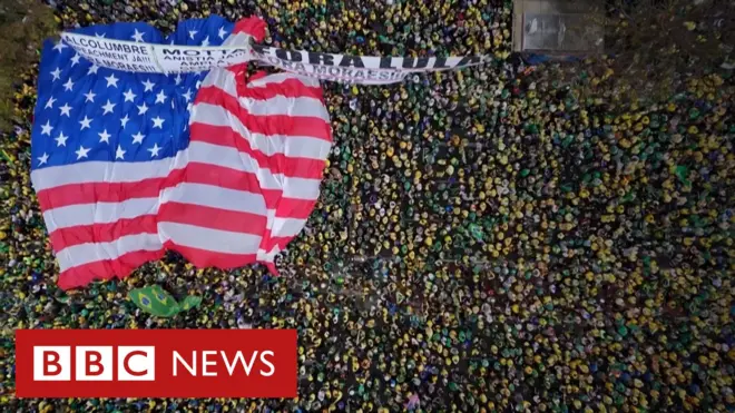 Bandeira dos Estados Unidos em manifestação bolsonarista pela anistia na Avenida Paulista