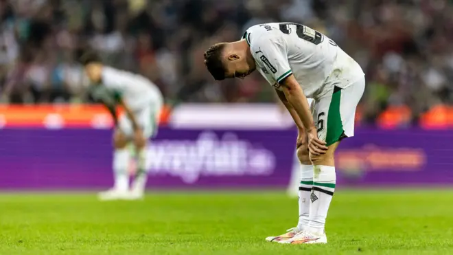لاعب نادي بوروسيا مونشنغلادباخ الألماني لوكاس أولريش يشعر بالتعب بعد مباراة أمام بايرن ميونخ في الدوري الألماني لكرة القدم