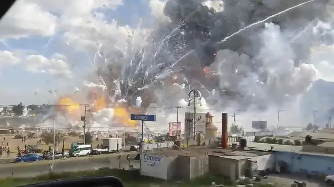 Пожежа призвела до вибуху сотень феєрверків