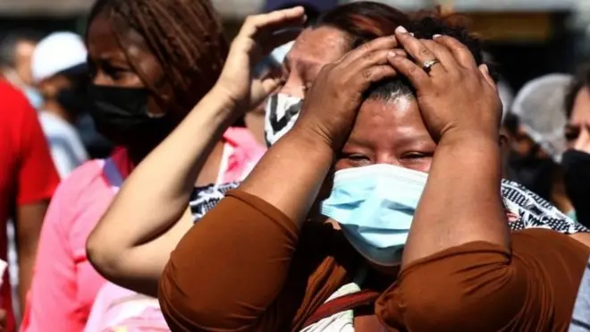 Sanak keluarga tahanan menunggu kabar.