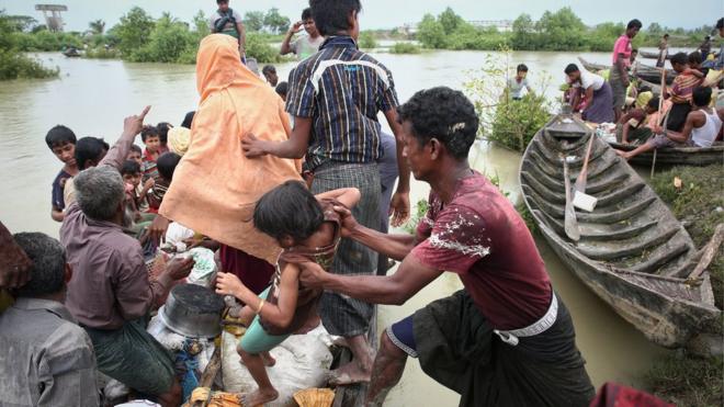 روہنگیا برما سے جان بچا کر فرار ہوتے ہوئے