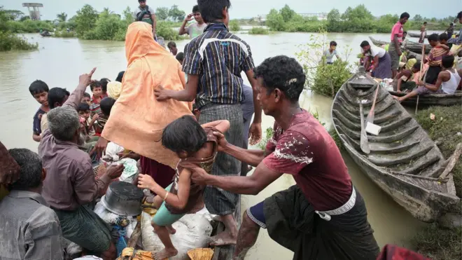 روہنگیا برما سے جان بچا کر فرار ہوتے ہوئے