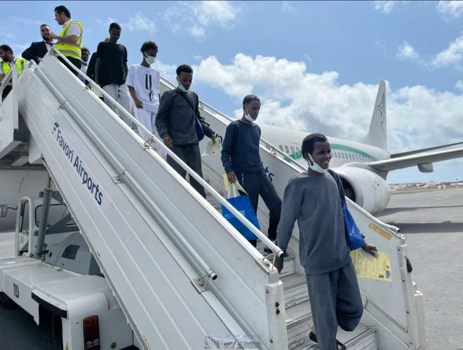 Dhalinyaro Liibiya laga soo celiyay oo Muqdisho ka soo degay