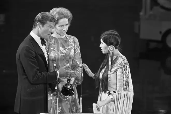 Sacheen Littlefeather, törende John Wayne'in kendisine saldırmaya çalıştığını söylemişti