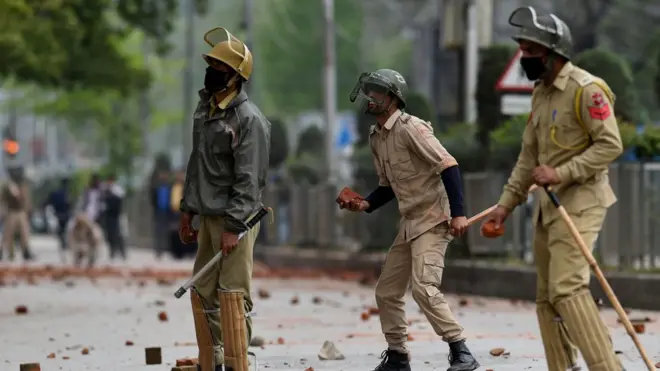 کشمیر میں نو اپریل کے ضمنی انتخابات کے بعد سے صورت حال کشیدہ ہے۔