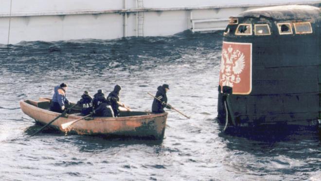 Команда плавучего дока осматривает рубку АПЛ "Курск" после операции по подъему лодки