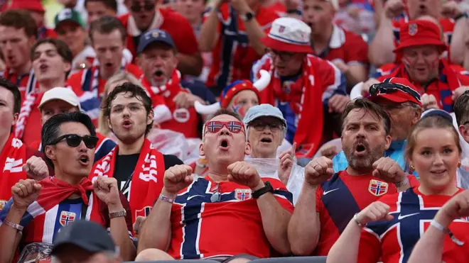 Torcedores da Noruega participam da “Viking Row” durante a partida do Grupo I da Copa do Mundo FIFA 2026 entre Noruega e Senegal no Estádio Nova York Nova Jersey