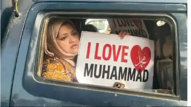 عید میلاد النبی کے موقع پر ’آئی لوو محمد‘ والا بینر لگانے پر پیدا ہونے والا تنازع اب بڑھ رہا ہے