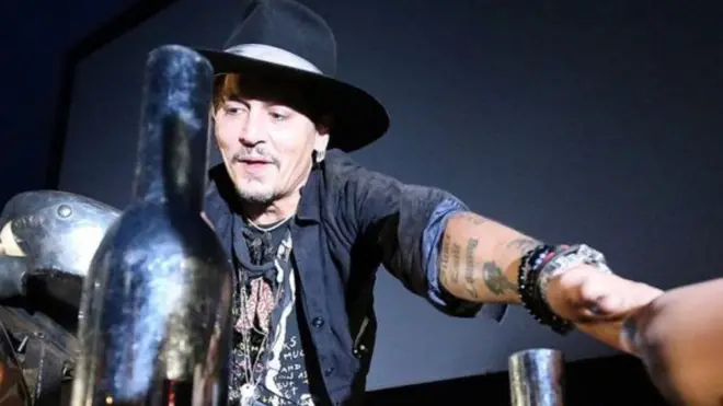 جوني ديب قال إن تعليقاته ليس فيها أي إيحاء.