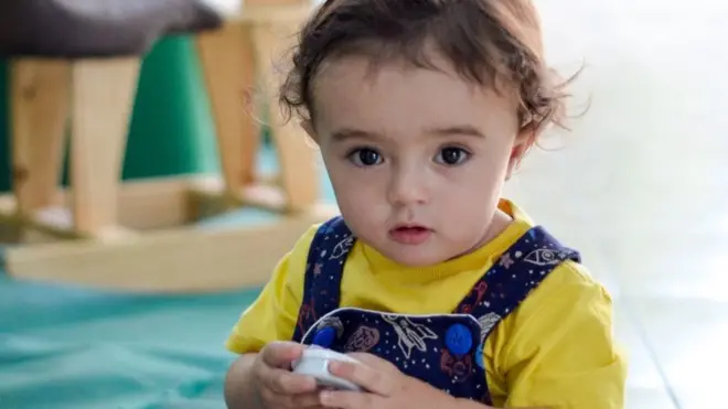 Бир жаштагы Лукас коронавирус инфекциясы менен ооруган балдар кабылган мультисистемалуу сезгенүү синдромунан көз жумган