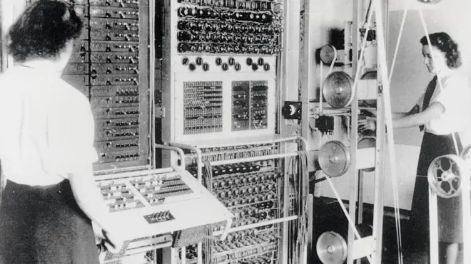 Colossus, la primera computadora electrónica programable, fue usada por la inteligencia británica durante la Segunda Guerra Mundial. Estas mujeres trabajaban como criptógrafas para la Marina Real.