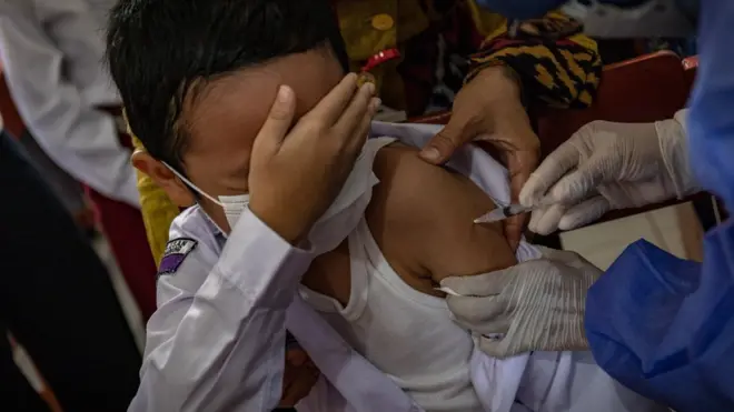 Vaksinator menyuntikkan vaksin COVID-19 dosis pertama vaksin Sinovac kepada siswa di SD Negeri Bulusan, Tembalang, Semarang, Jawa Tengah, Selasa (21/12/2021).