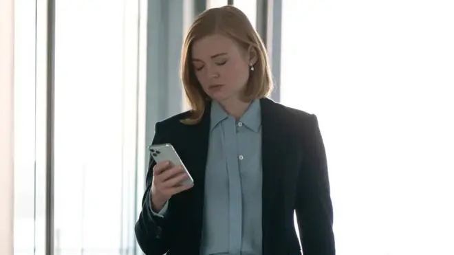 زي بسيط ترتديه سيدة أعمال