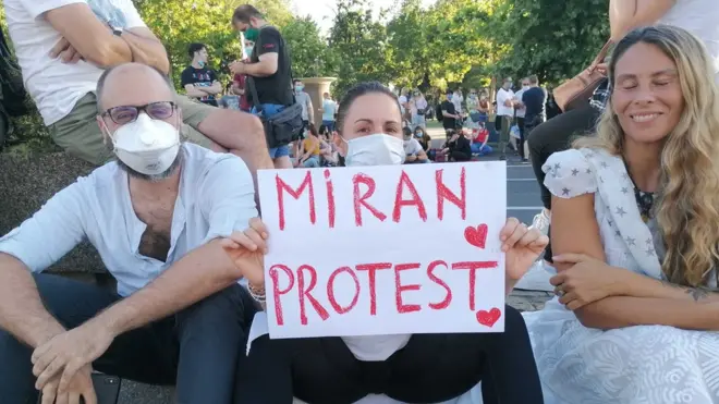 Pojedine večeri u beogradskim protestima protekle su bez sukoba sa policijom, a demonstranti su pozivali na miran protest