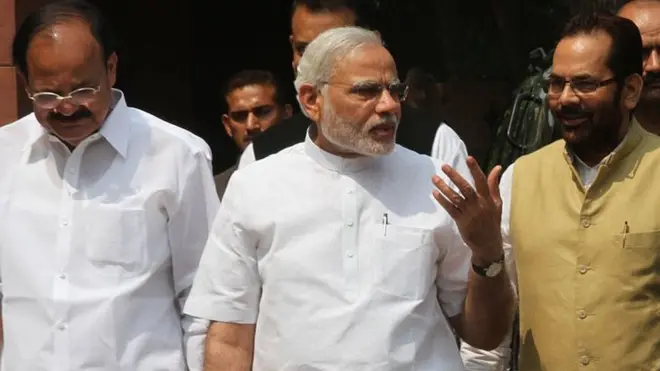 વૈંકેયા નાયડૂ અને મુખ્તાર અબ્બાસ નકવી સાથે નરેન્દ્ર મોદી