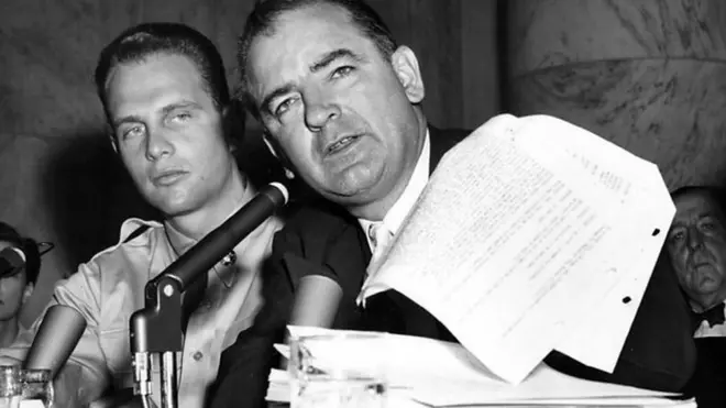 Džozef Makarti sa papirima u ruci tokom saslušanja u američkoj vojsci, koju je optužio da je blaga prema komunizmu