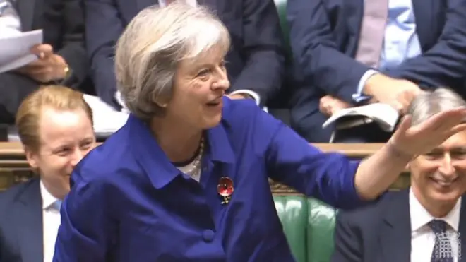 تيريزا ماي نصحت الفيفا بإصلاح شأنه الداخلي، بدل منع ارتداء شارة زهرة الخشخاش