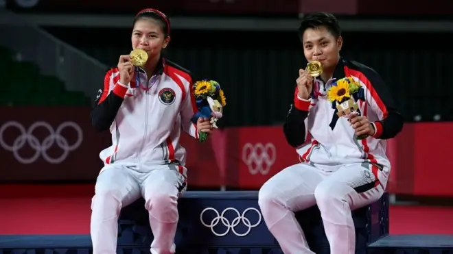Greysia Polii dan Apriyani Rahayu bersama medali emas masing-masing di Olimpiade Tokyo 2020