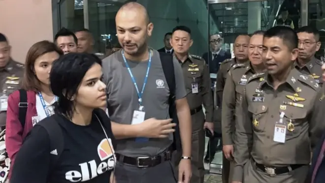 ราฮาฟ โมฮาเหม็ด แอล-เคนูน หญิงซาอุฯ วัย 18 ปี ยอมพบกับ พล.ต.ท. สุรเชษฐ์ หักพาล ผู้บัญชาการสำนักงานตรวจคนเข้าเมือง ที่สนามบินสุวรรณภูมิ