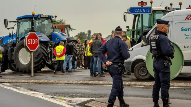 Fransız polisler ve protestocu çiftçiler