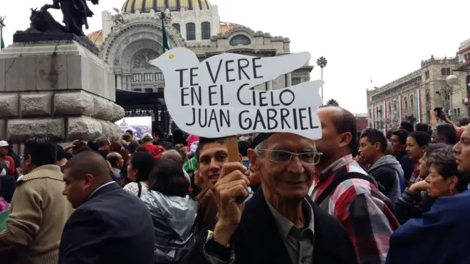 Miles de personas en México despidieron los restos del artista Juan Gabriel.