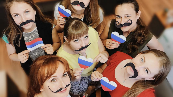 Nastya Podkovalihina e amigas posam com bigodes falsos,slots a 1 centimoimagem publicada no Instagram