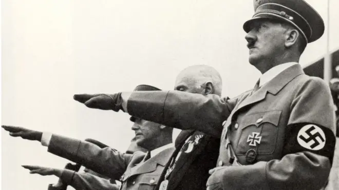 Los jóvenes se pusieron brazaletes nazis y se dibujaron un bigote pequeño parecido al de Adolf Hitler.