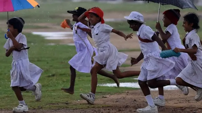 ශ්‍රී ලංකාවේ පාසල් දැරියෝ