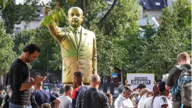 Золота статуя президента Туреччини отримала змішані відгуки від жителів німецького міста Вісбаден