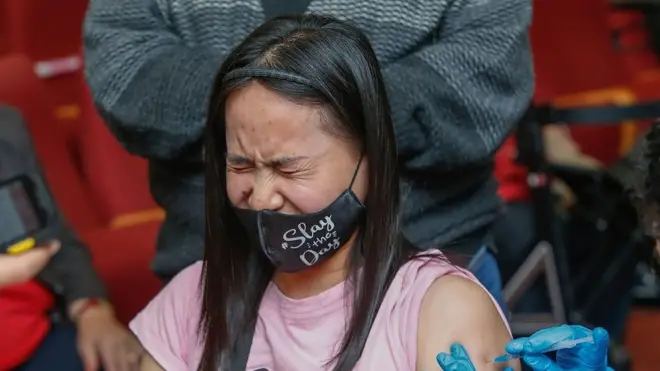 इसराइल ने वैक्सीन लगाने में रिकॉर्ड भी बना लिया है.